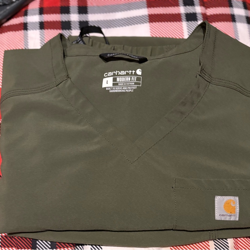 Carhartt Modern Fit V-Neck in Olive